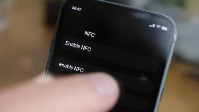 Activation du NFC sur un iPhone via les paramètres, doigt en train de sélectionner l'option