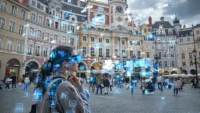 Femme portant des lunettes de réalité augmentée dans une place urbaine animée, visualisant des interfaces numériques flottantes, avec des bâtiments historiques colorés en arrière-plan.