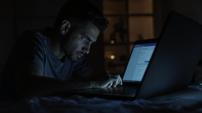 Homme essayant d'accéder à son compte facebook sans son mot de passe