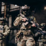 Personne faisant de l'airsoft