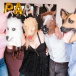 Personnes faisant des photos avec des masques dans un photo booth