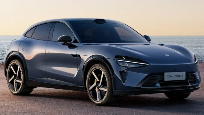 Xiaomi YU7, SUV électrique futuriste, design aérodynamique et jantes sport, stationné face à la mer au coucher du soleil.