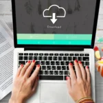 Personne utilisant un site de téléchargement