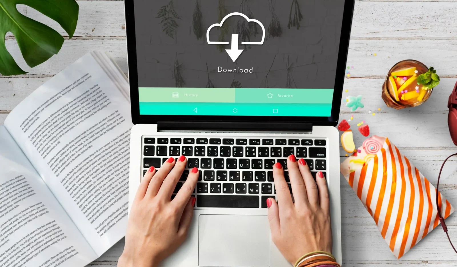 Personne utilisant un site de téléchargement