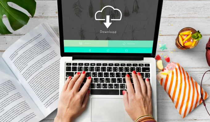 Personne utilisant un site de téléchargement