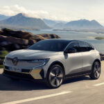 Vue dynamique d'une Renault Mégane E-Tech électrique roulant en montagne — crédit image : automobile-propre.com