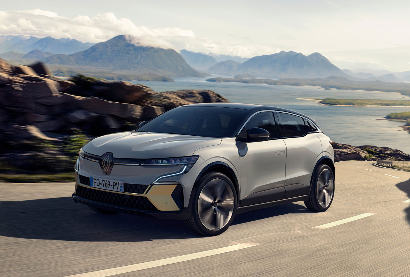 Vue dynamique d'une Renault Mégane E-Tech électrique roulant en montagne — crédit image : automobile-propre.com
